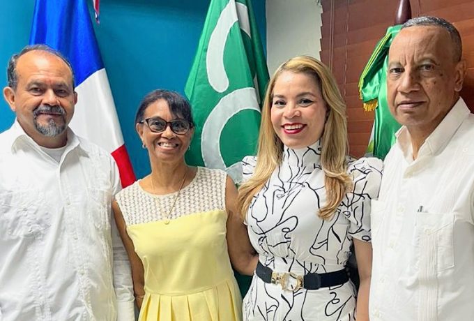 Representantes de Coopseguros junto al presidente y gerente de CoopAdelante