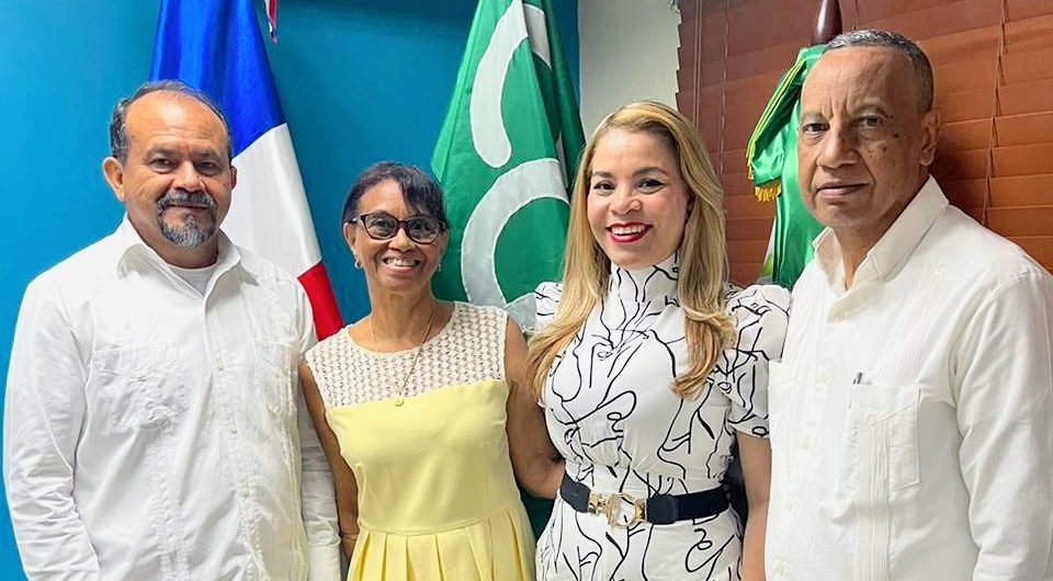 Representantes de Coopseguros junto al presidente y gerente de CoopAdelante