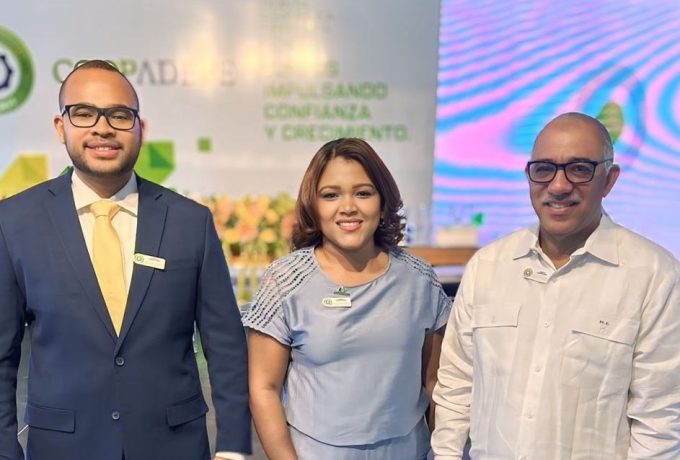 Manuel Gutiérrez, presidente del Consejo de Administración; Estón Fulcar, Gerente General; y Rafaela Rosario, gerente de la Zona Norte de Coopseguros, durante la XXV Asamblea Ordinaria de COOPADEPE