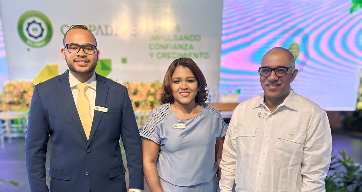 Manuel Gutiérrez, presidente del Consejo de Administración; Estón Fulcar, Gerente General; y Rafaela Rosario, gerente de la Zona Norte de Coopseguros, durante la XXV Asamblea Ordinaria de COOPADEPE